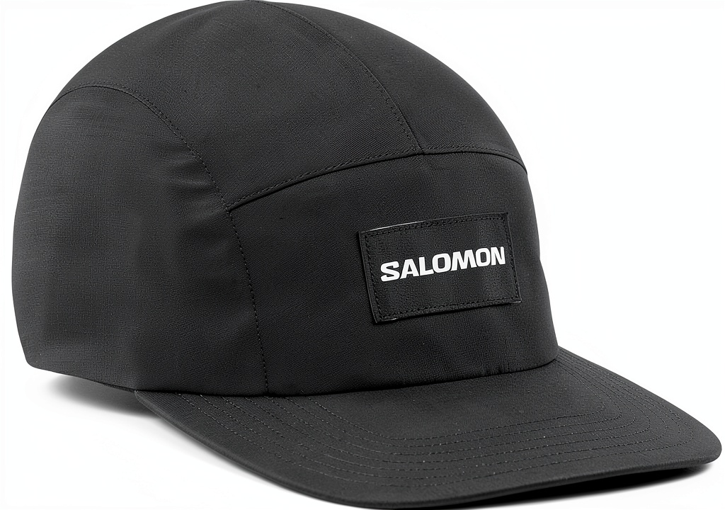Cappello Salomon 5 panel indossato durante un'escursione in montagna