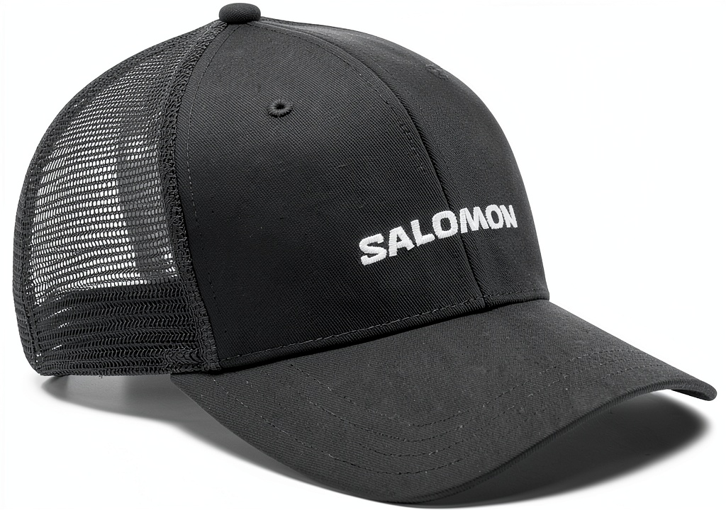 Installazione del berretto Salomon cotone traspirante unisex adulto nero su una scrivania di legno