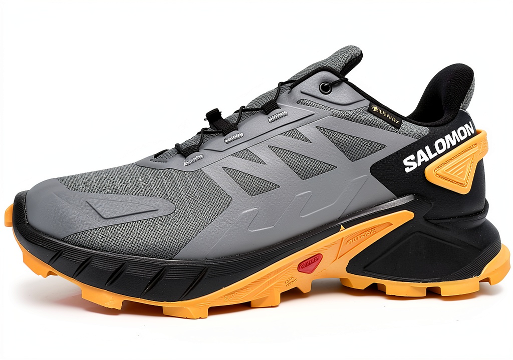 Installing Salomon Supercross 4 Safari Trail Running Uomo Tessuto Nero on a wooden desk