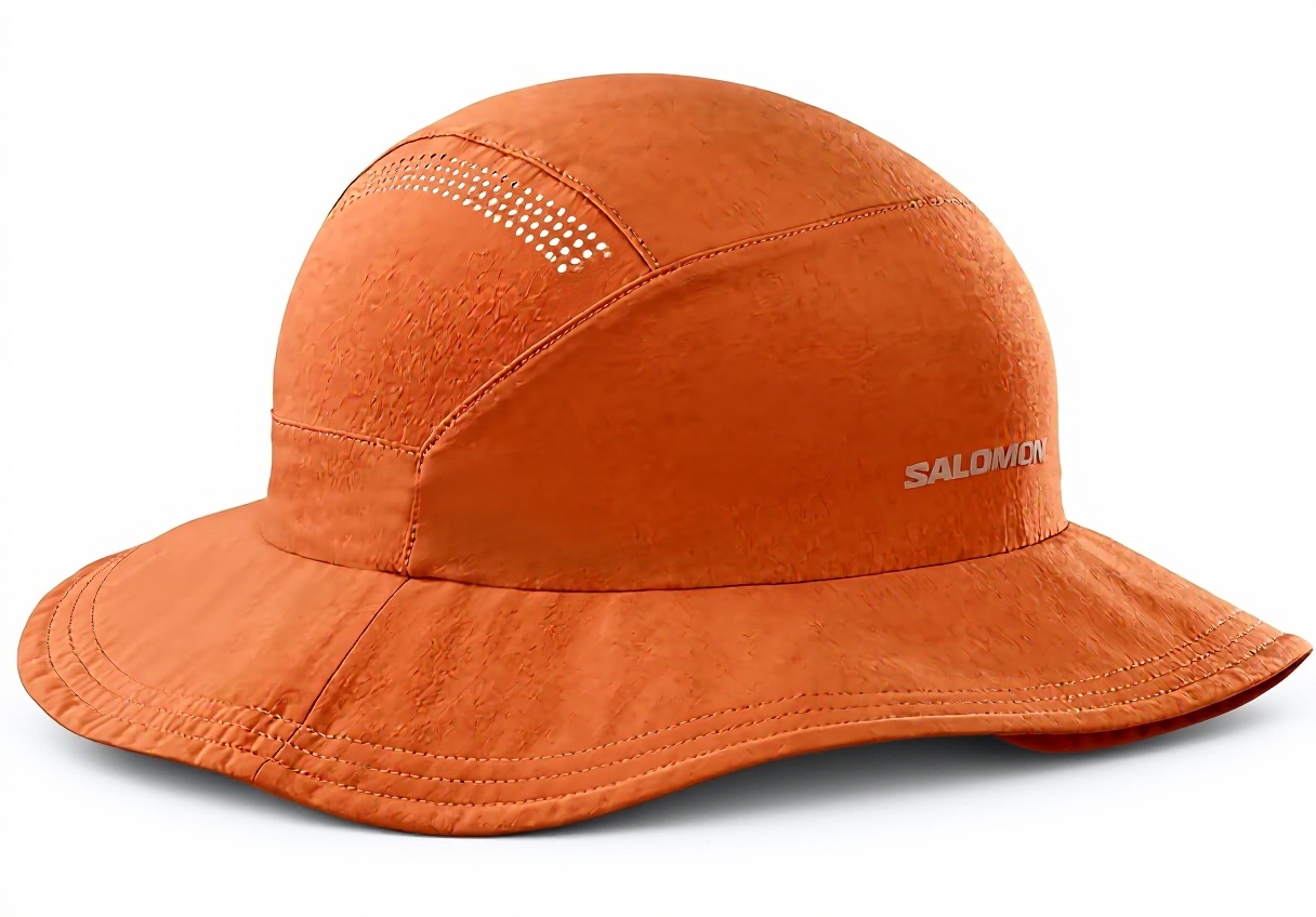 'Cappello pieghevole Salomon indossato durante un'escursione in montagna'